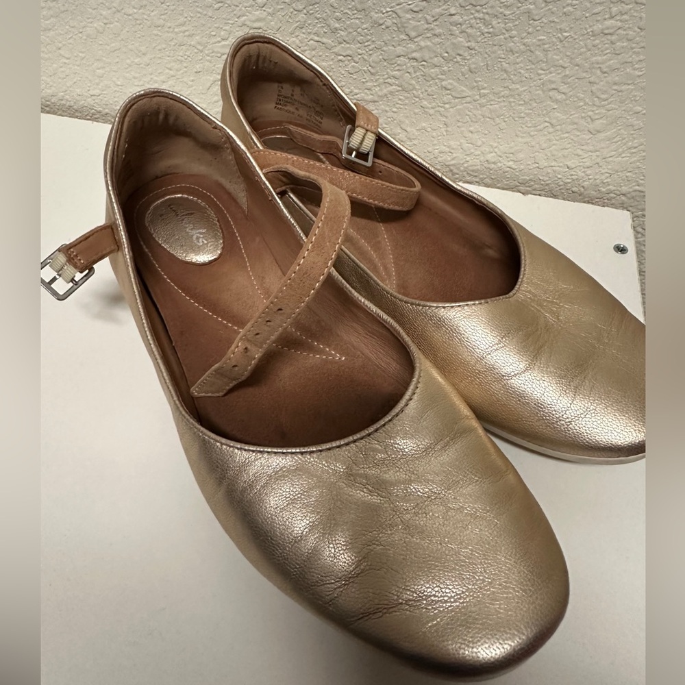 Clark’s leather ballet slippers gold